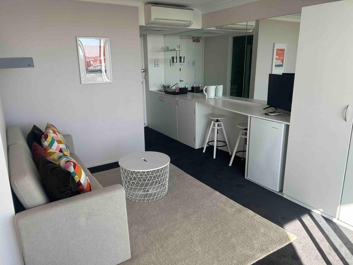Cosy With A Large Balcony And A Great View! * Sydney