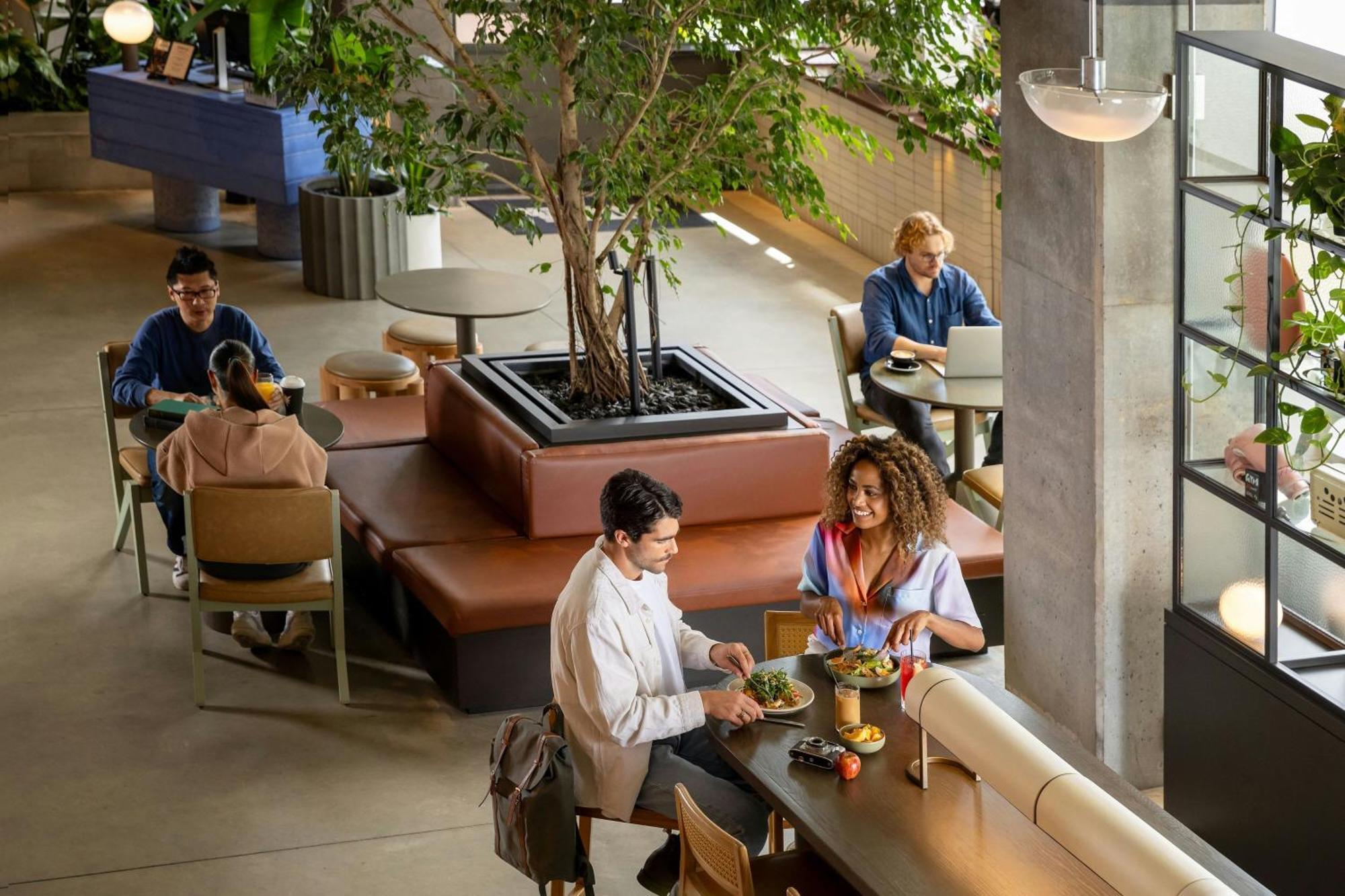 Moxy Airport 4*