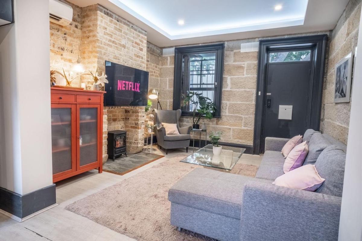 Stone House With Pool Table * Sydney