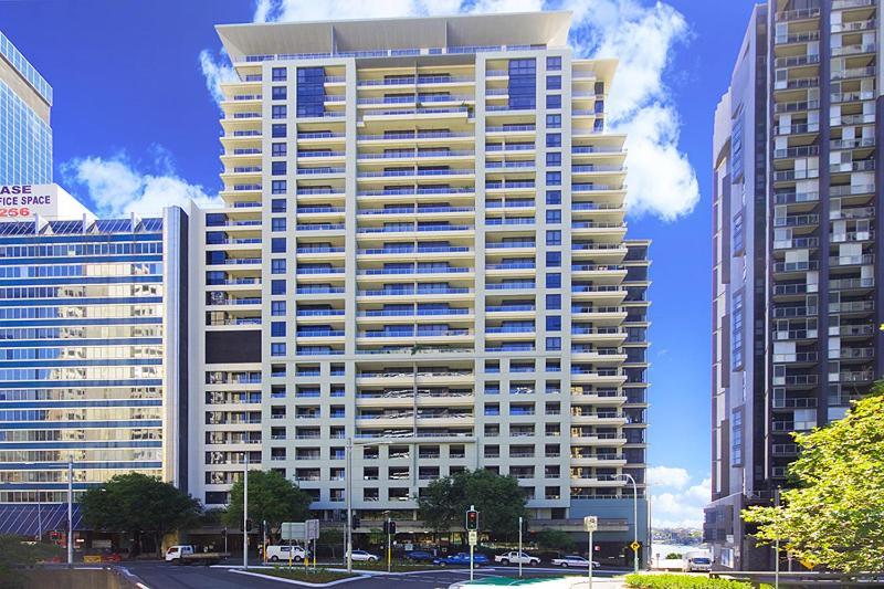 Amazing With 25m Pool, Sauna, & Gym Apartment *