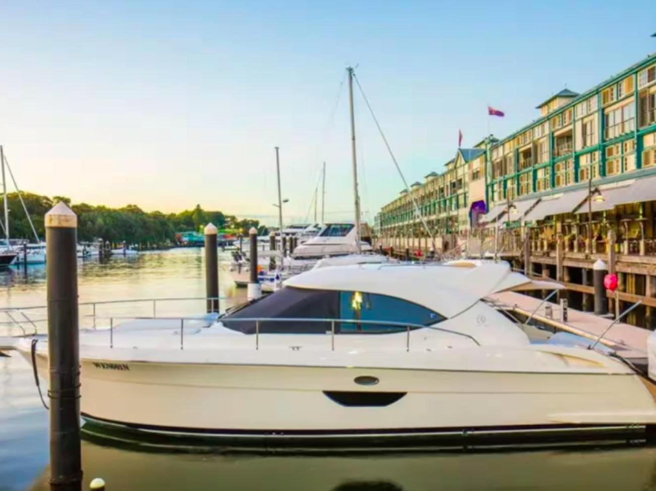 Spectacular Waterfront With Cosmopolitan Lifestyle Apartment