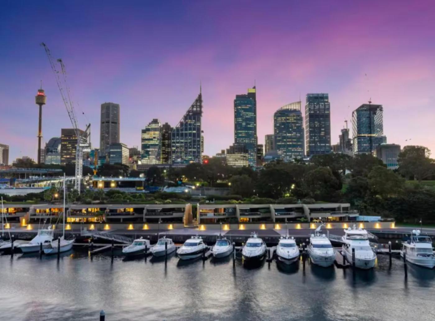 Spectacular Waterfront With Cosmopolitan Lifestyle Apartment *