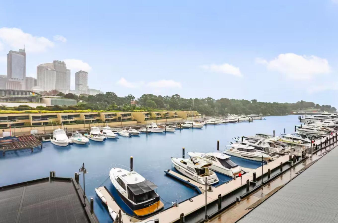 Apartment Spectacular Waterfront With Cosmopolitan Lifestyle
