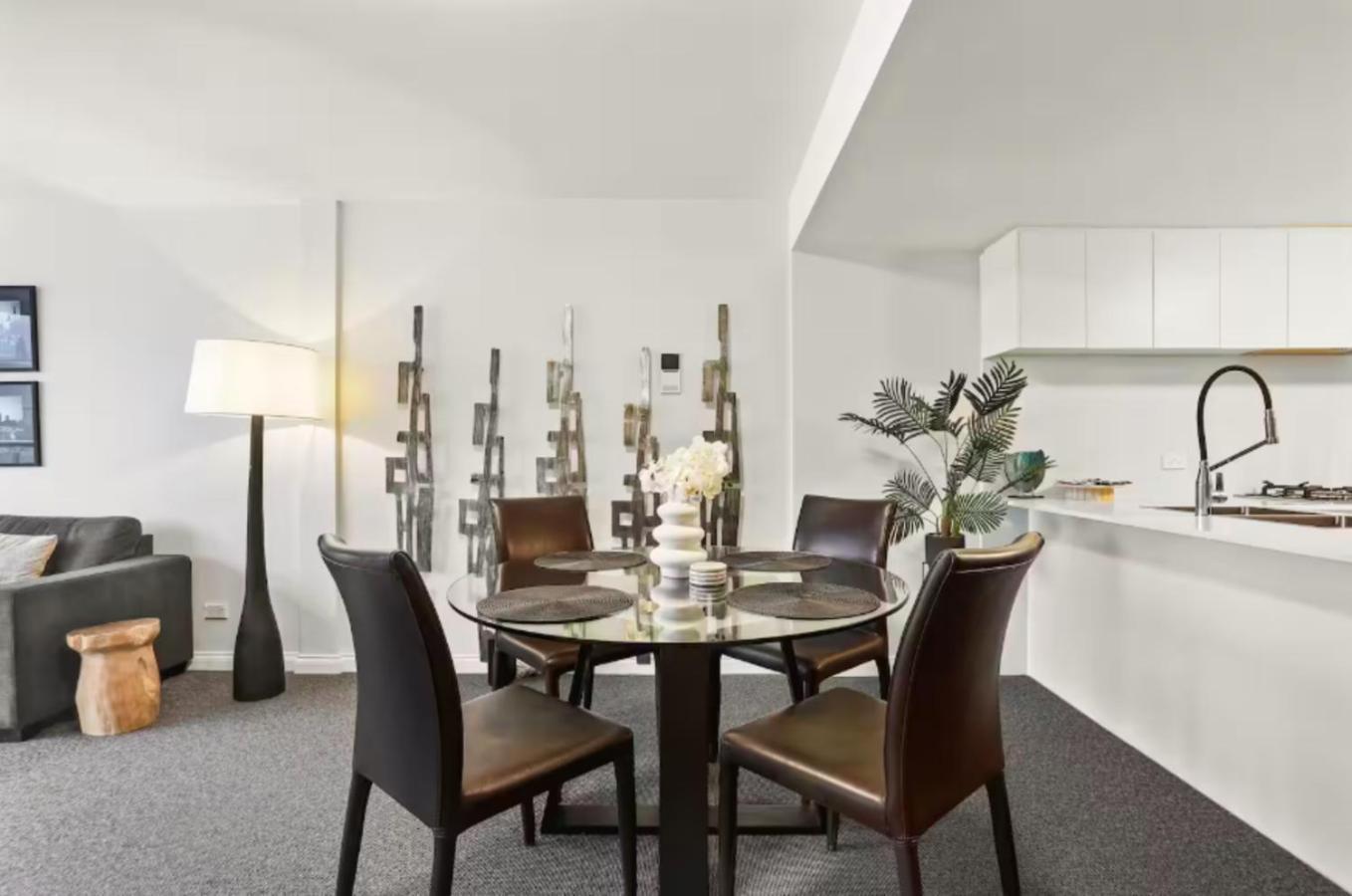 Spectacular Waterfront With Cosmopolitan Lifestyle Apartment *