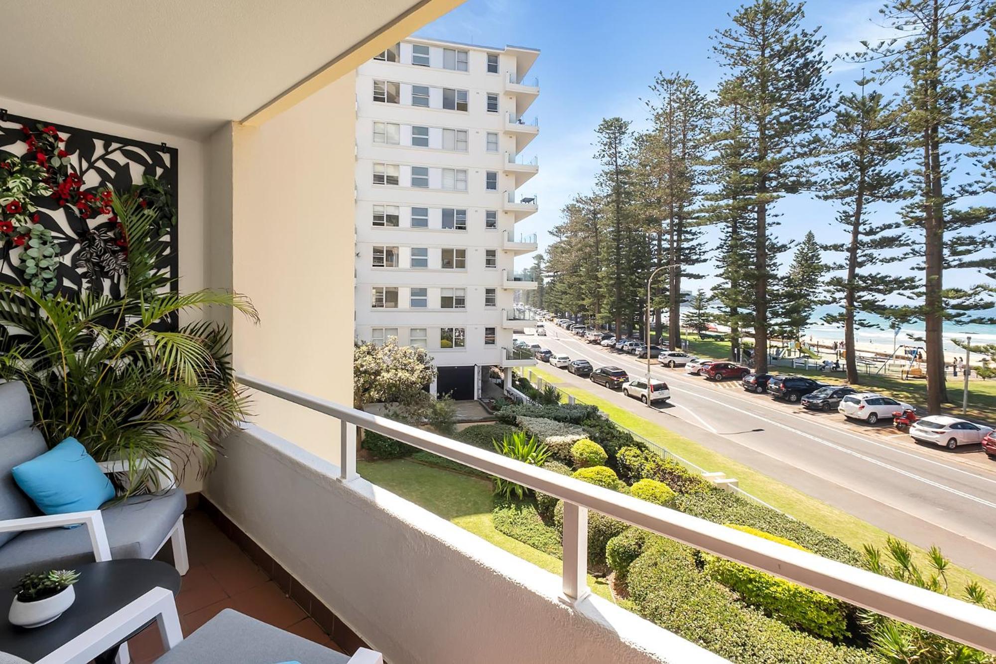 Unbeatable Beachfront Views 3 Mins Walk To Corso Apartment