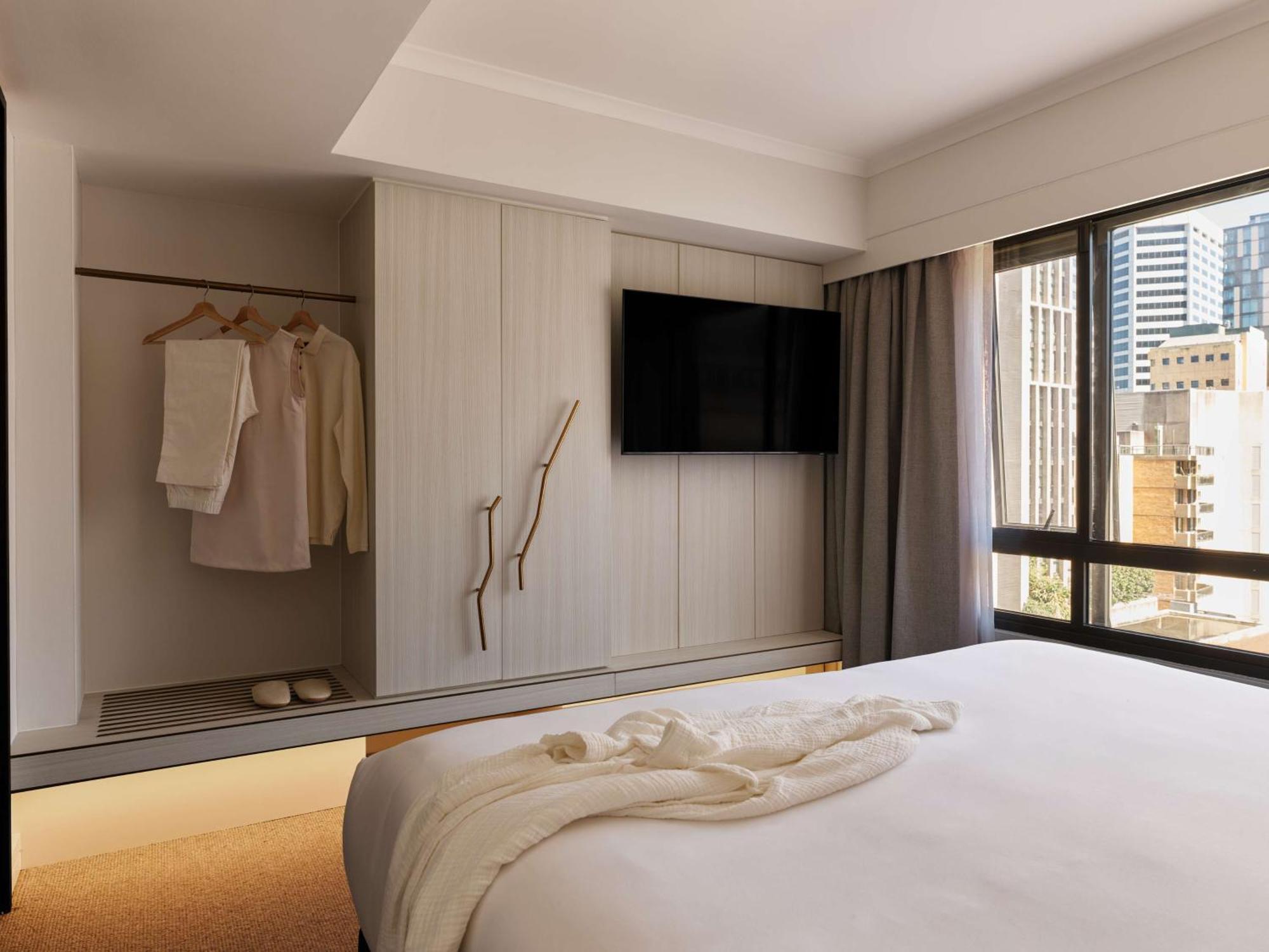 Aparthotel Adina Town Hall 4*