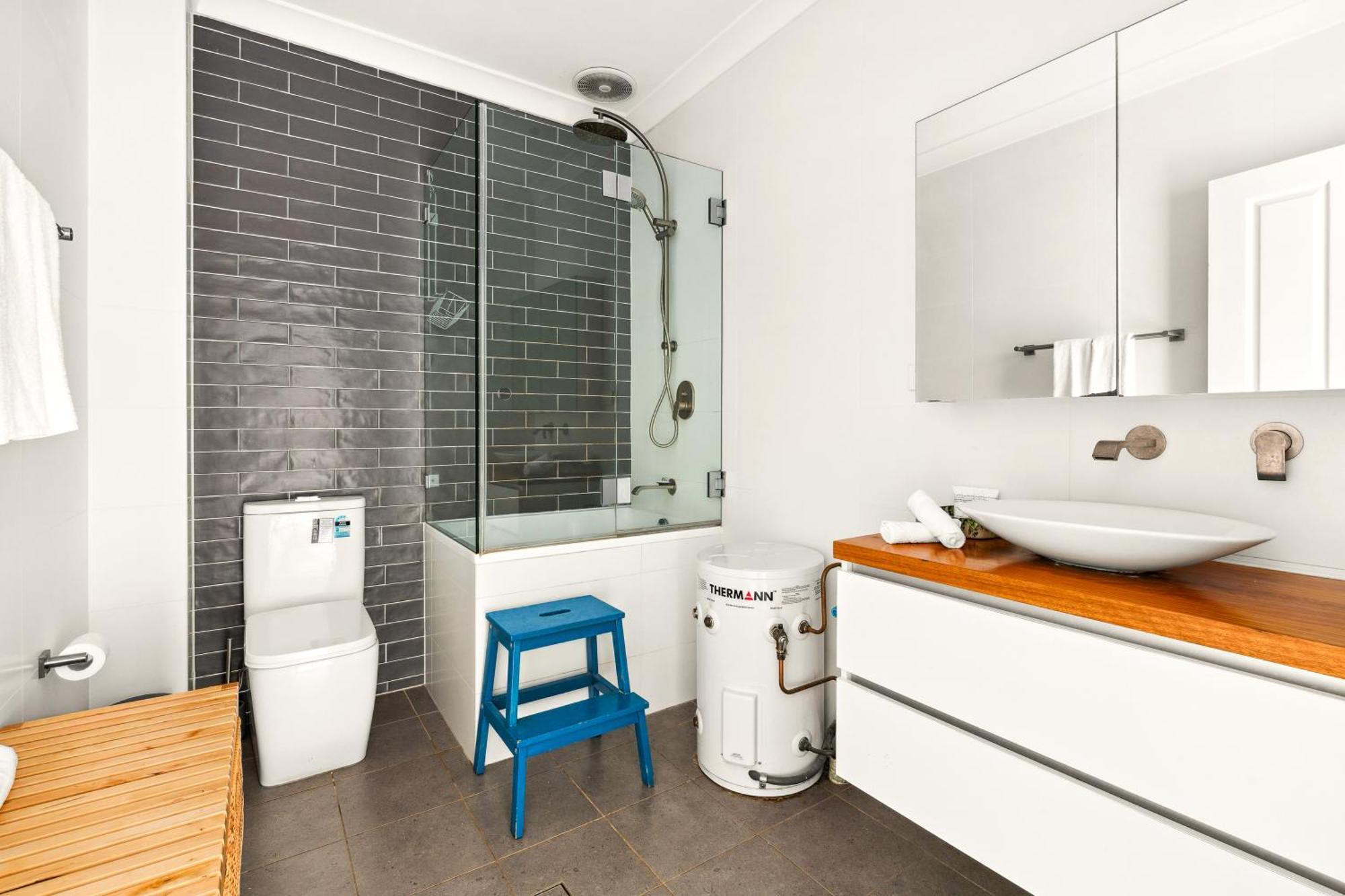 Hip Inner-city Living In Vibrant Erskineville Apartment *