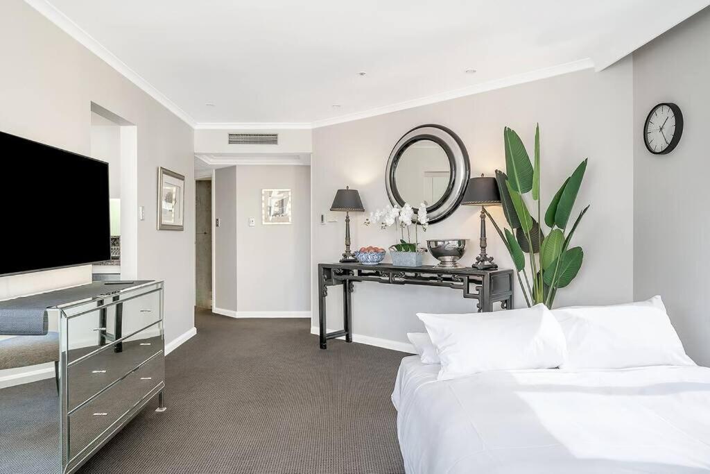 Apartment At With Harbour Bridge And Opera House