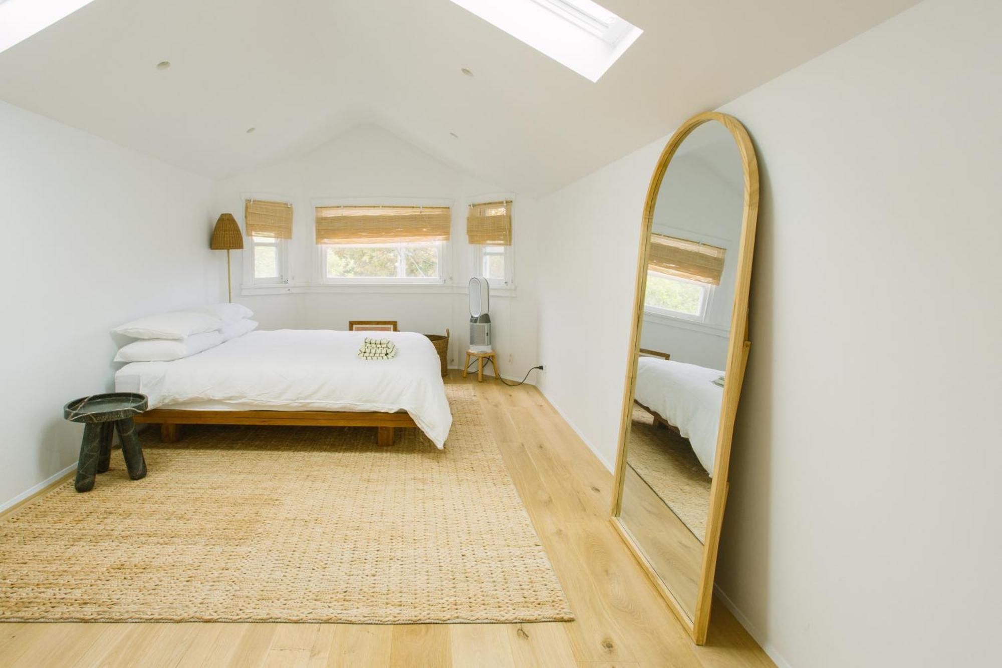 Spacious 4-bedroom Manly Apartment, Balcony, Bath & Fireplace, 2 Min To *