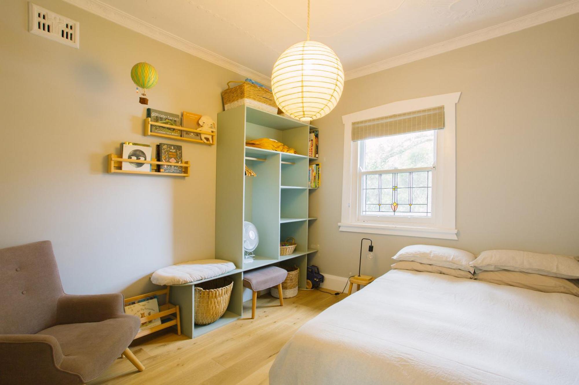 Spacious 4-bedroom Manly Apartment, Balcony, Bath & Fireplace, 2 Min To Apartment *