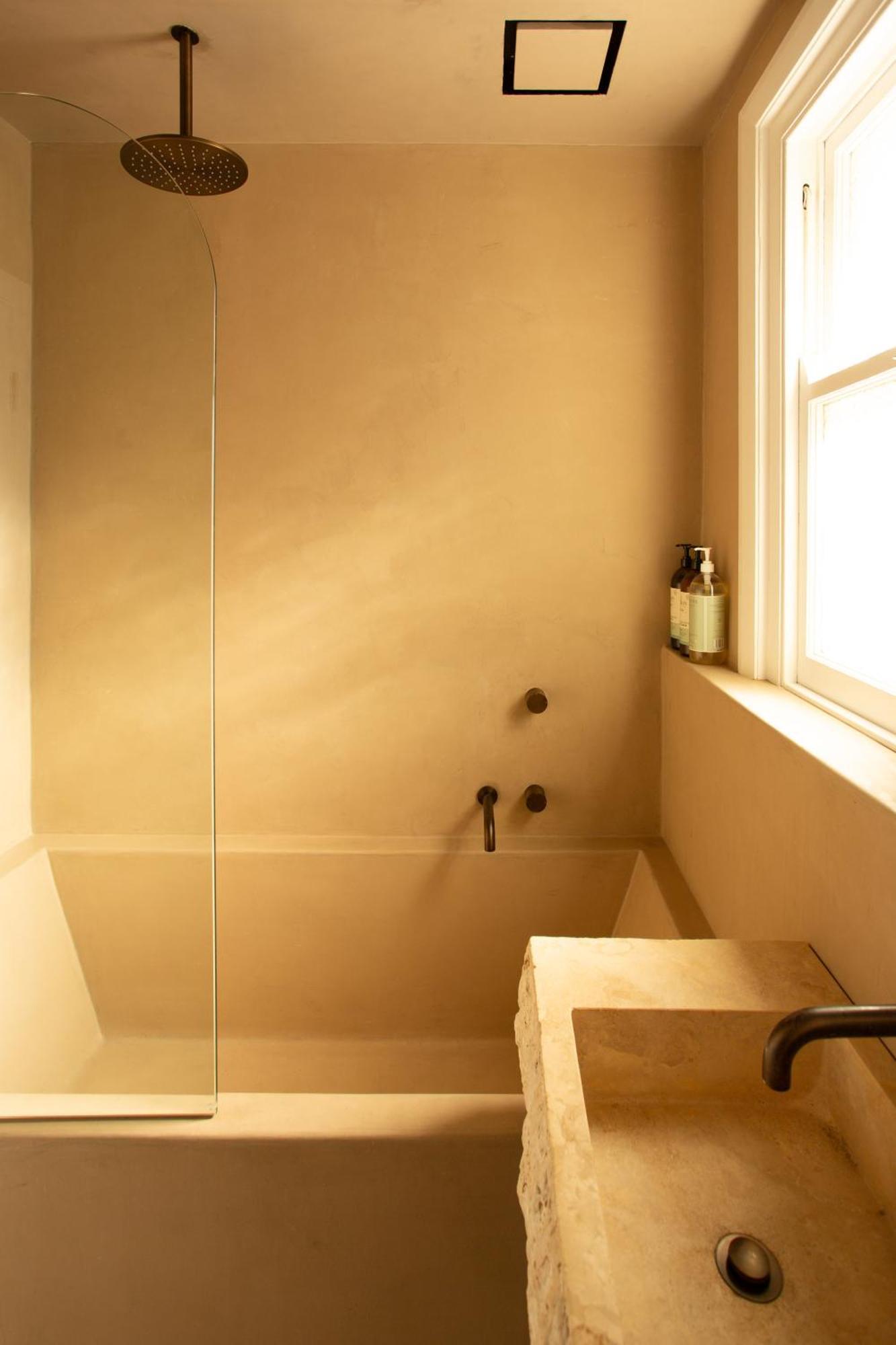 Spacious 4-bedroom Manly Apartment, Balcony, Bath & Fireplace, 2 Min To Sydney