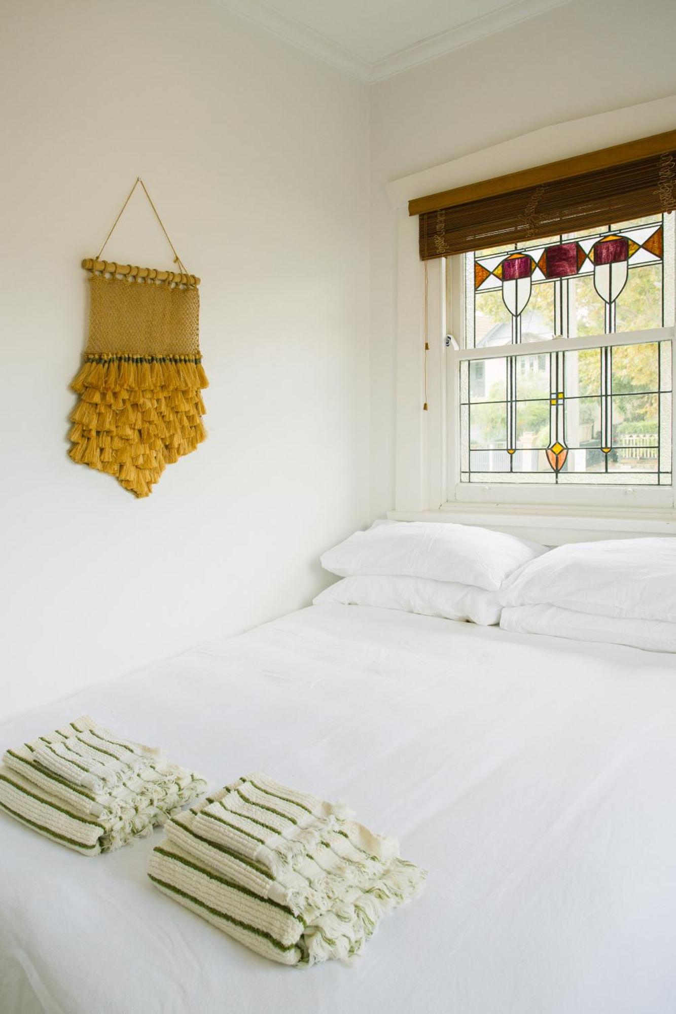 Spacious 4-bedroom Manly Apartment, Balcony, Bath & Fireplace, 2 Min To Apartment *