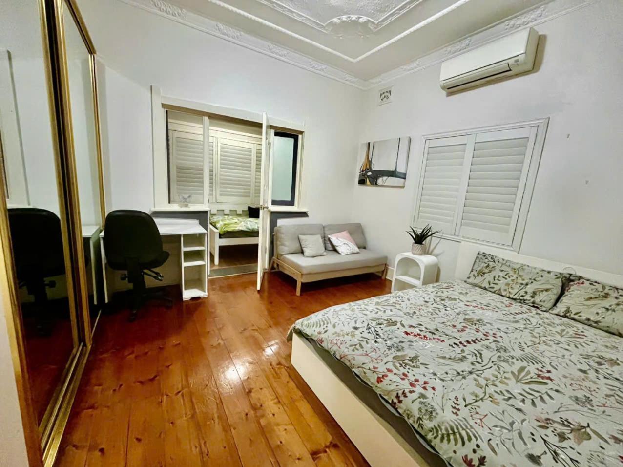 Homestay Next To A Scenic And Lively Sydney
