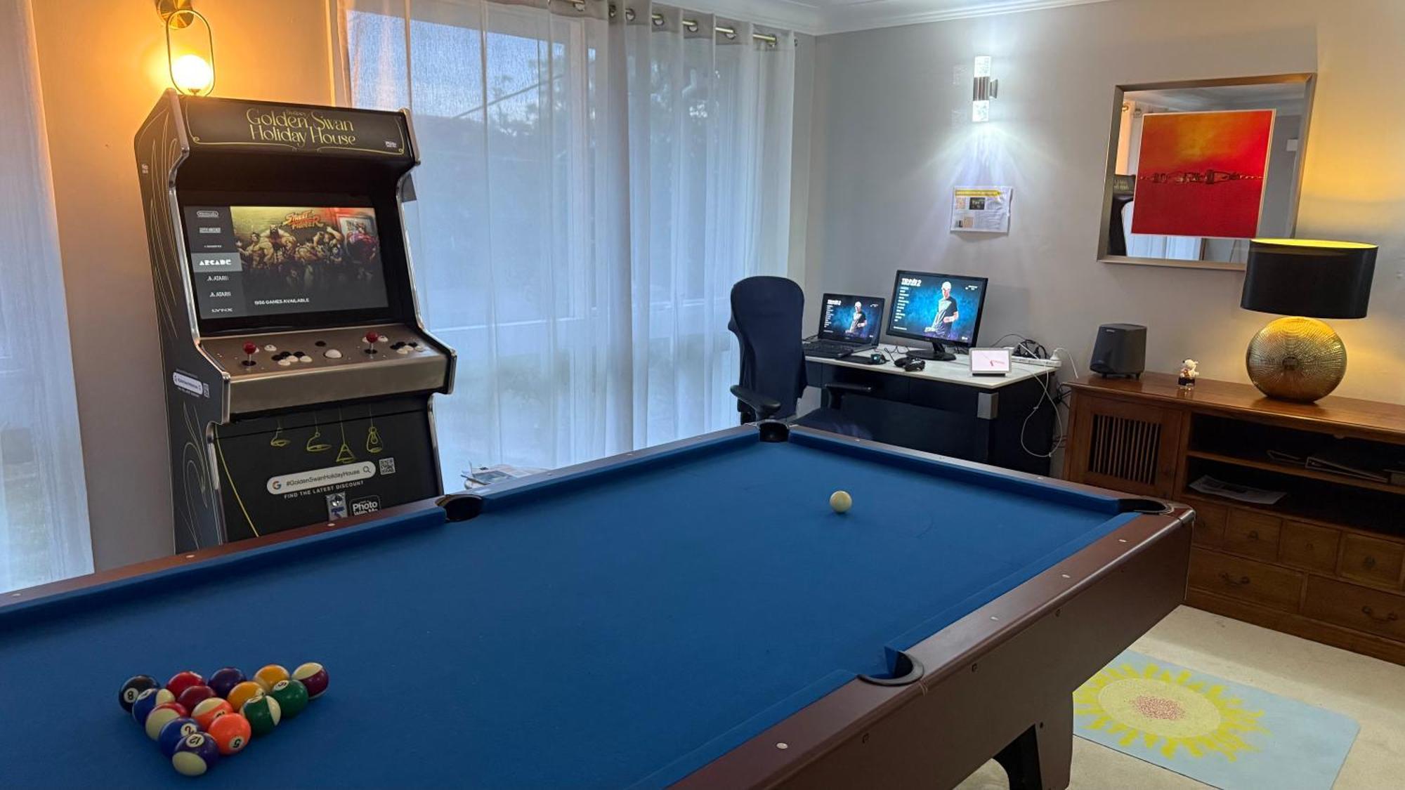 Holiday home Heated Toilet Seat - Air Conditioning- Hot Tub - Dryer - Electrical Bbq Grill - Pool - Arcade Games At Golden Swan House Sydney