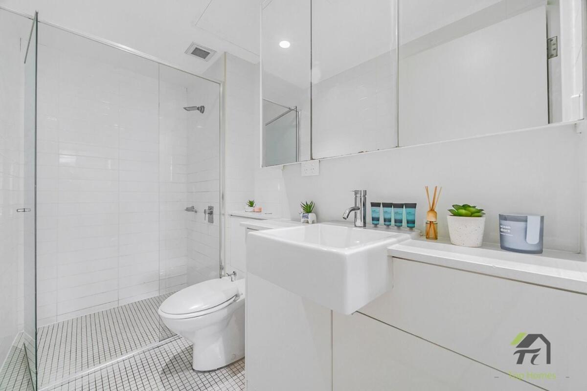Luxury With 3 Rooms, 3 Bathrooms, And 2 Parking Spaces At Darling Harbour & Convention Center In Apartment