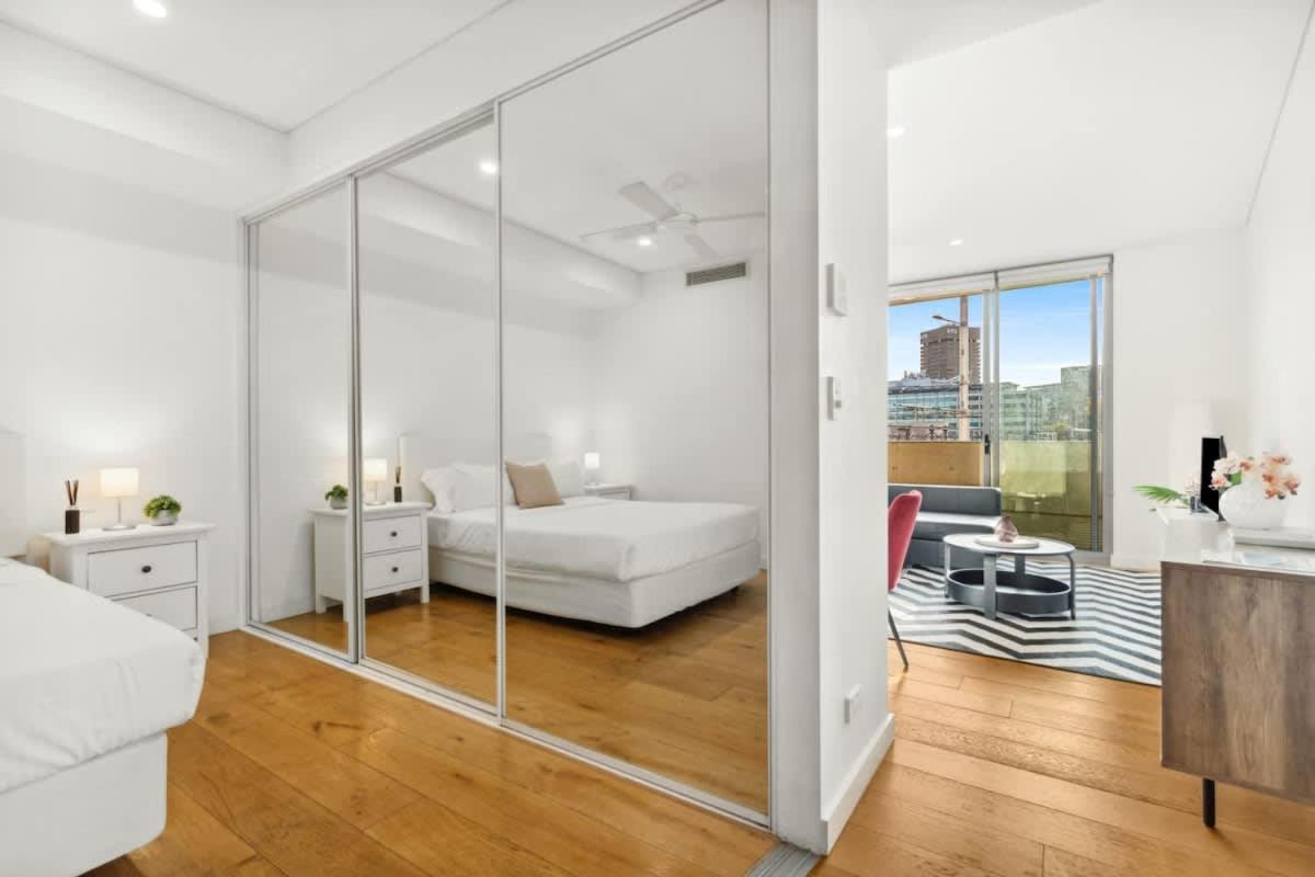 Central, Modern 1 Bedroom With Air-con & Balcony *