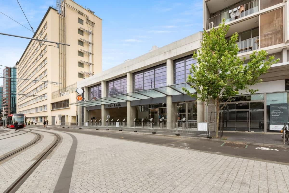 Central, Modern 1 Bedroom With Air-con & Balcony