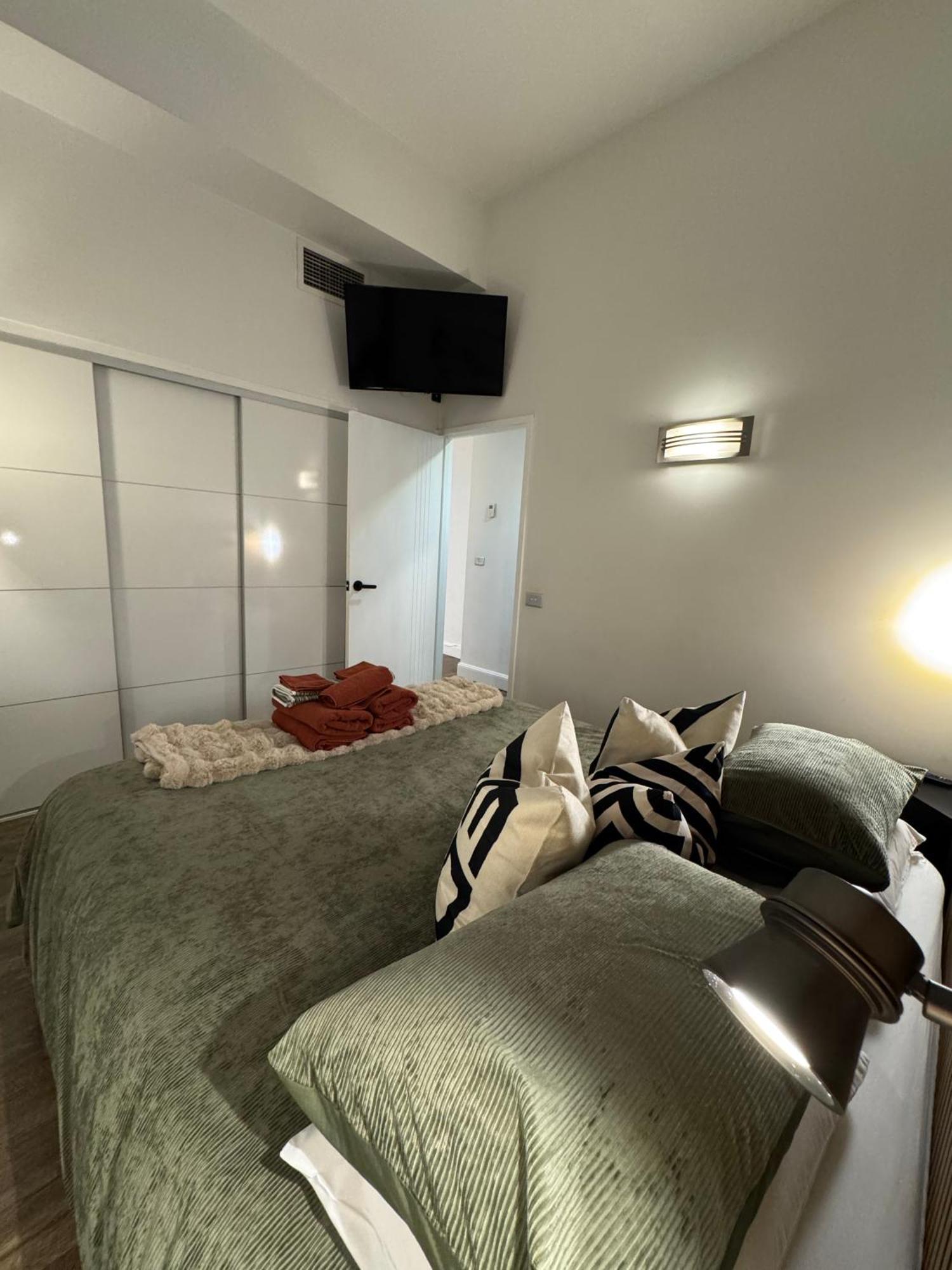 Downtown Cbd Executive With Pool Apartment *