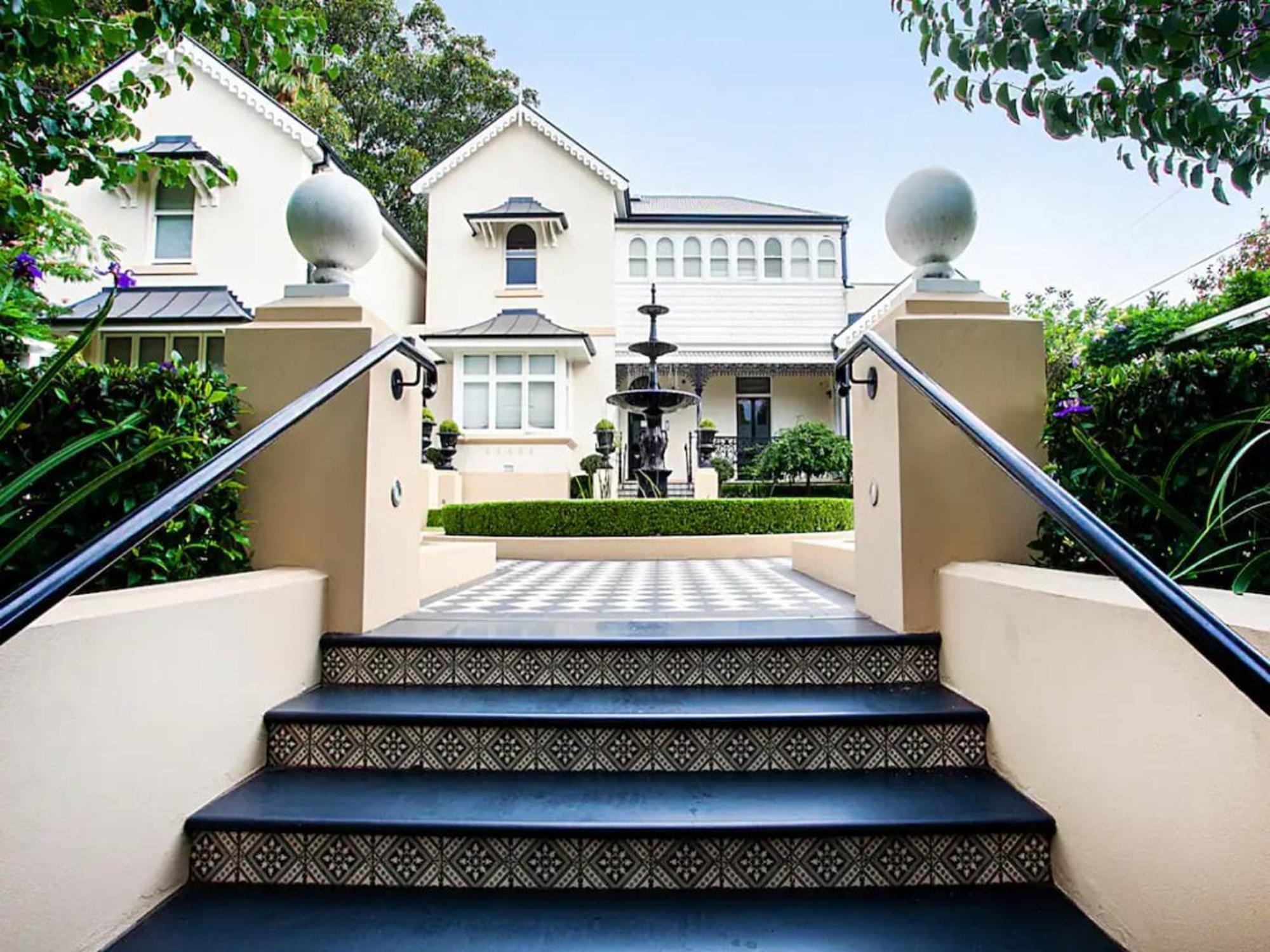 Historic Art-filled Close To Transport Apartment