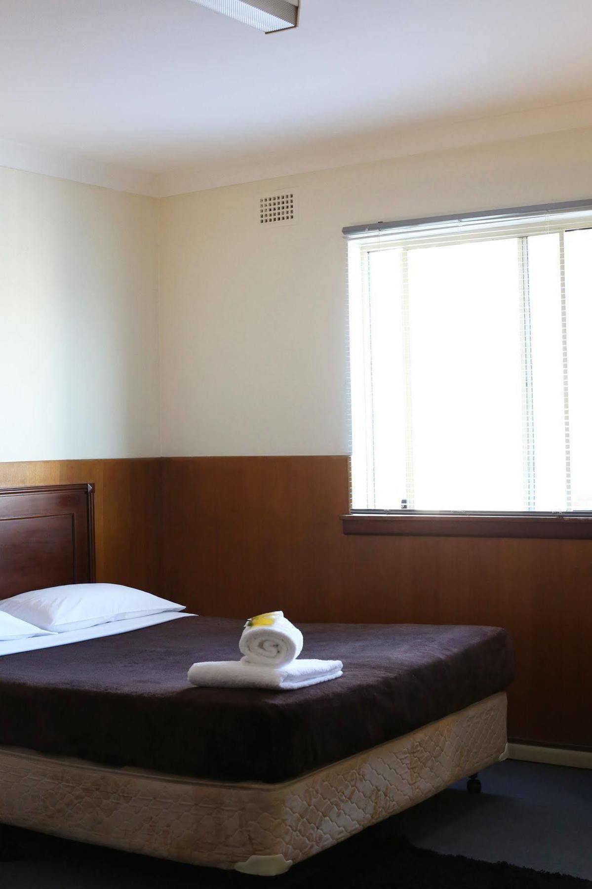 Holiday Lodge Hotel *