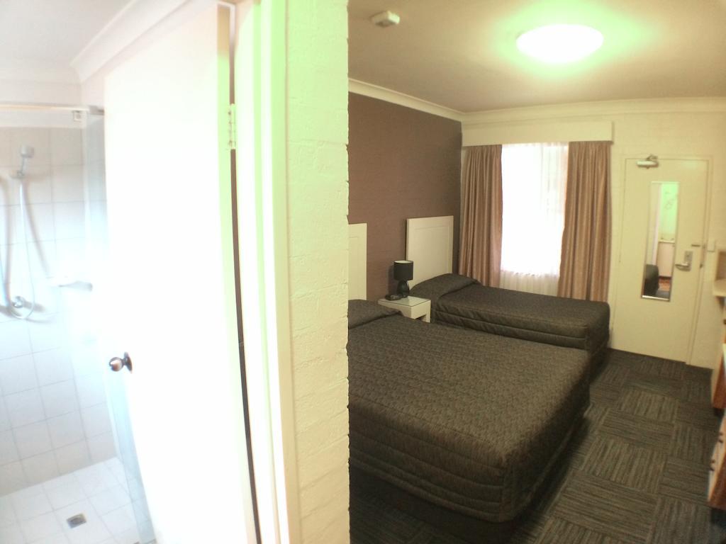 Lidcombe Motor 3*