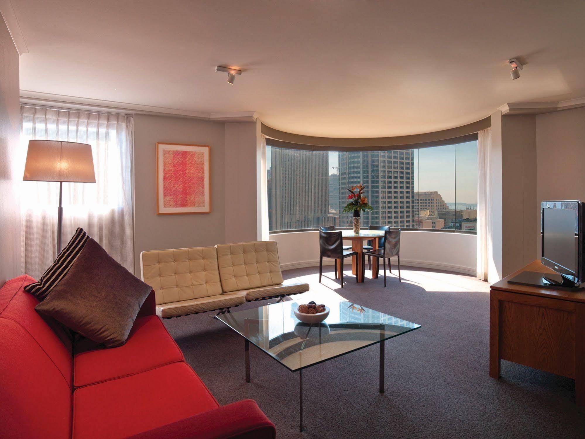 Aparthotel Adina Town Hall 4*