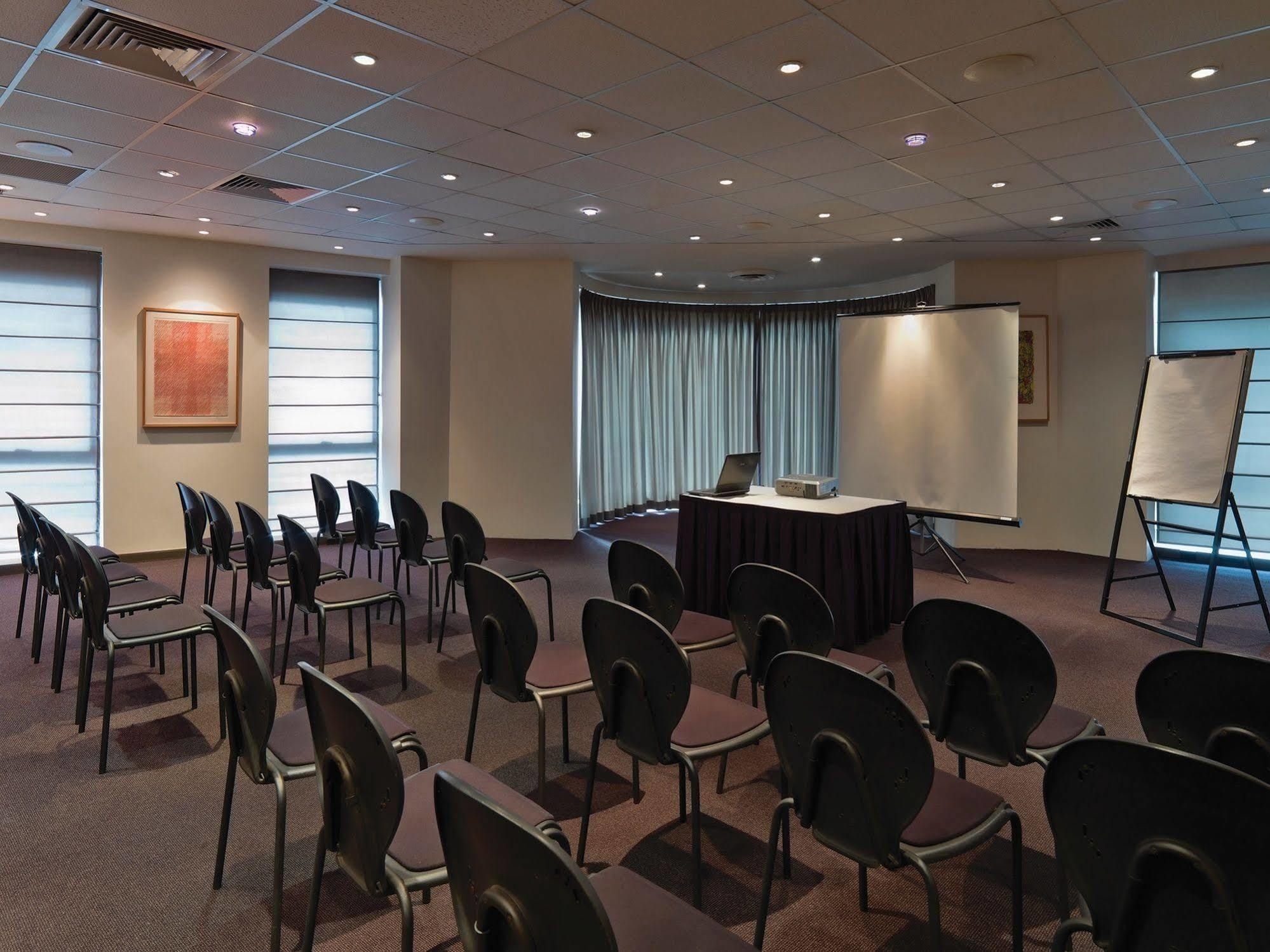 Adina Town Hall Aparthotel 4*