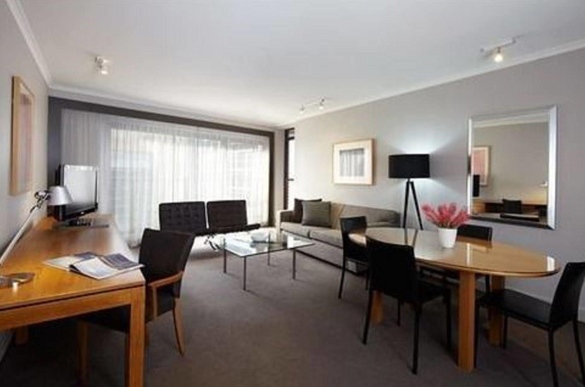 Aparthotel Adina Town Hall 4*
