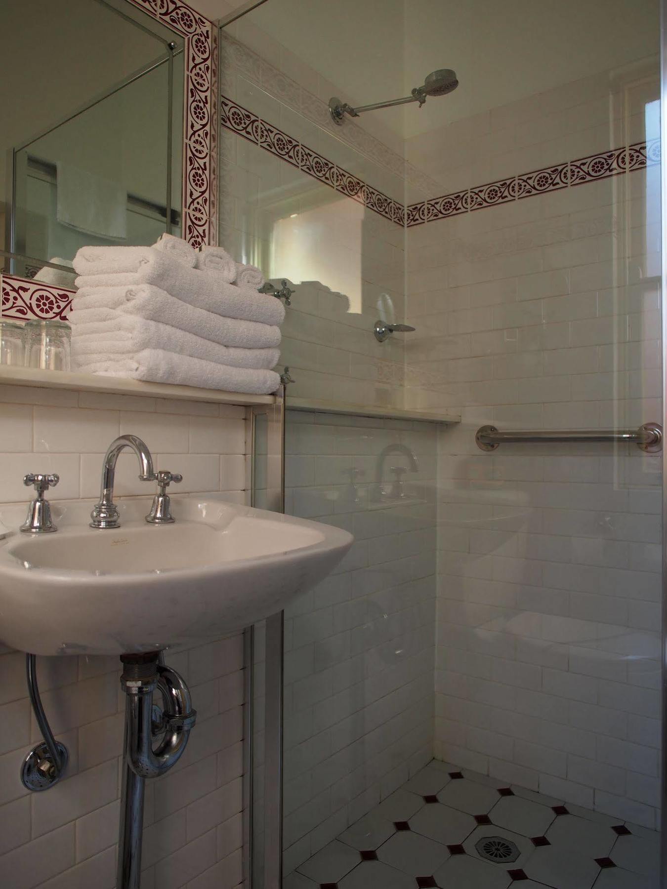 Simpsons Of Potts Point 4*