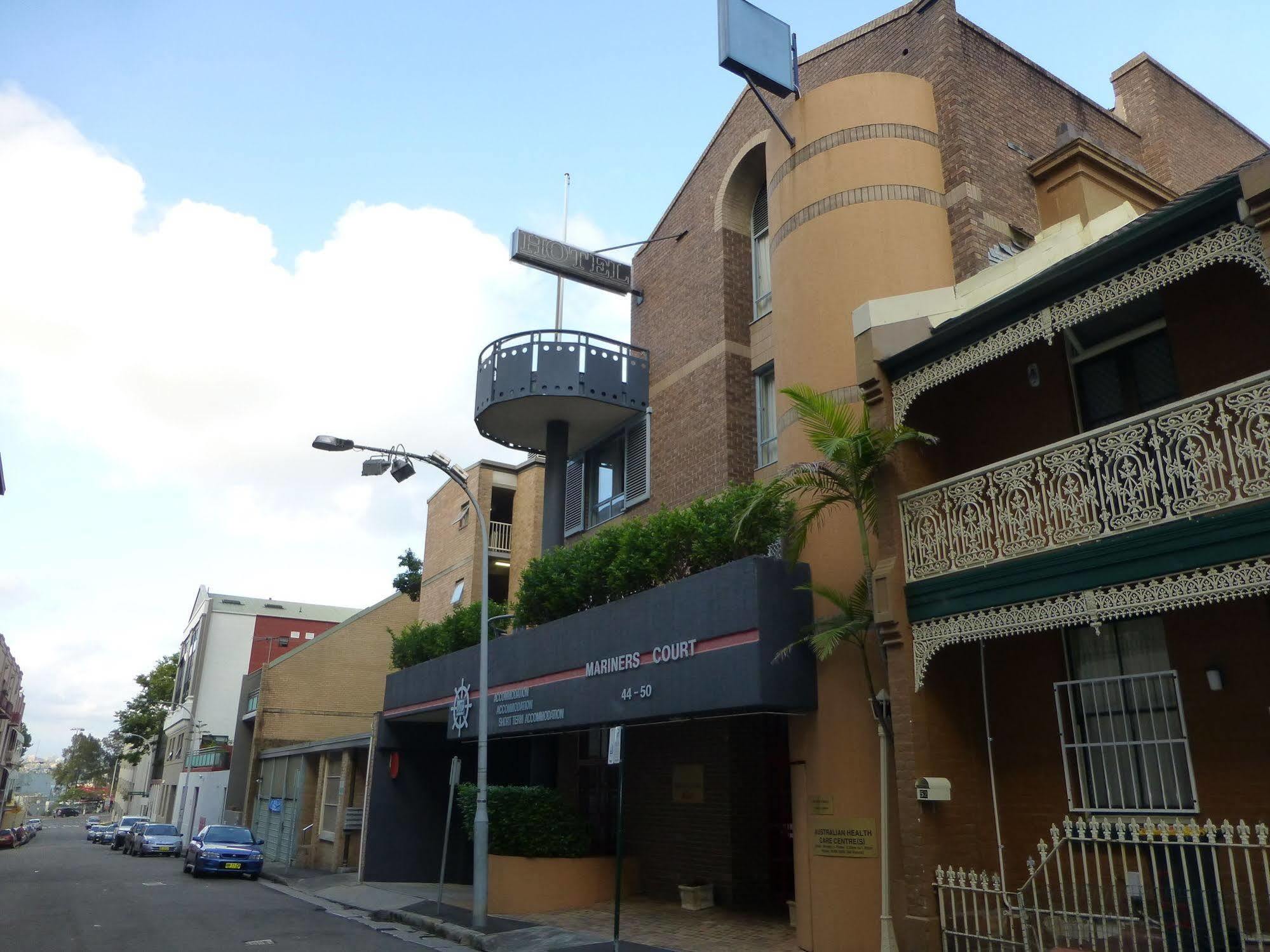 Mariners Court 3*