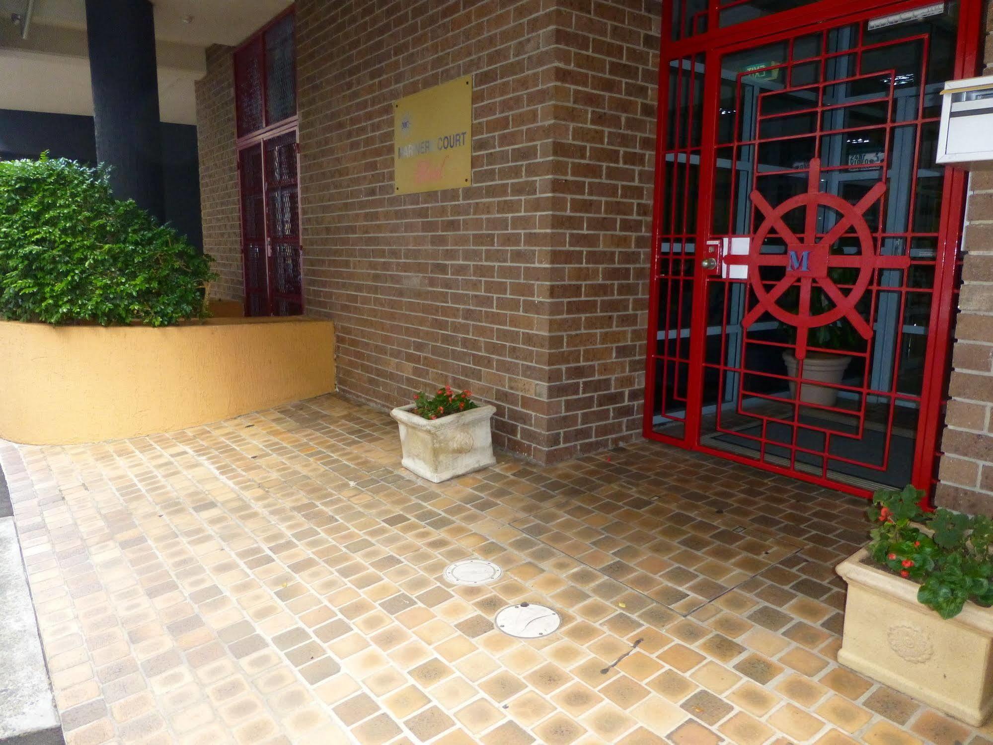 Mariners Court 3*