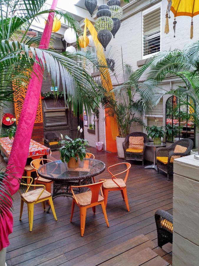 London Plane Backpackers Hostel *