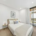 Stunning 2 Bedroom Apt At Waterloo