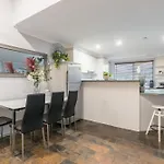 Bright Single Room - Seconds To Bus Station & Park - Close To Chinatown - Shared Bathroom