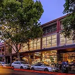 Modern Studio Retreat In Crown St With Aircon