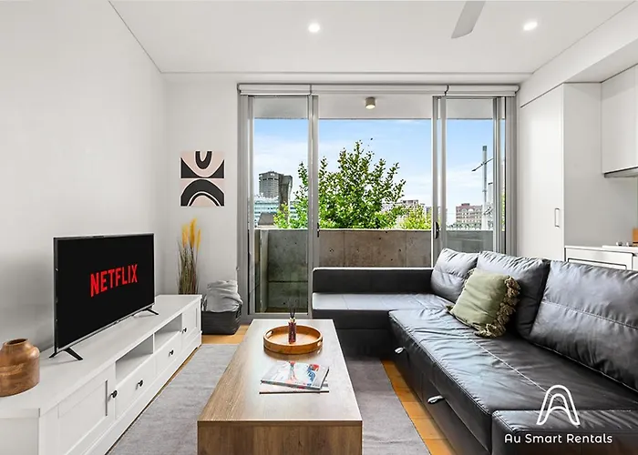 Central Stylish 1 Bedroom With Balcony And Air-Con