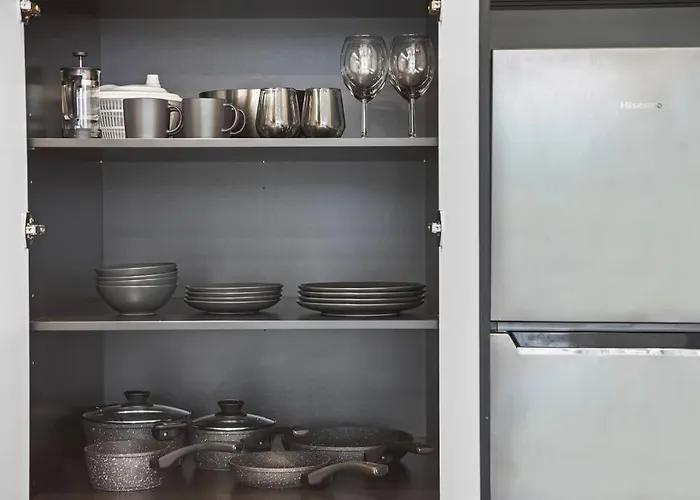 City Living: 1-Bed Apt + Study Close Mq Station
