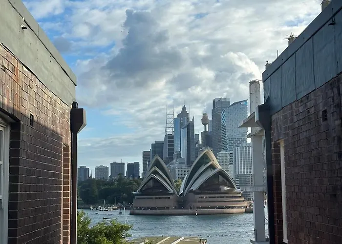 Peaceful Unit Facing Sydney Opera House