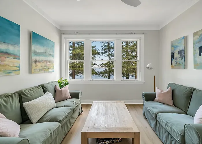Renovated Harbourfront Home With Harbour Views