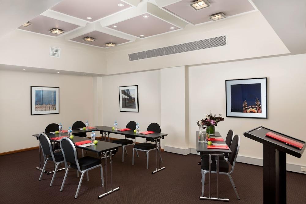 Rydges North Hotel
