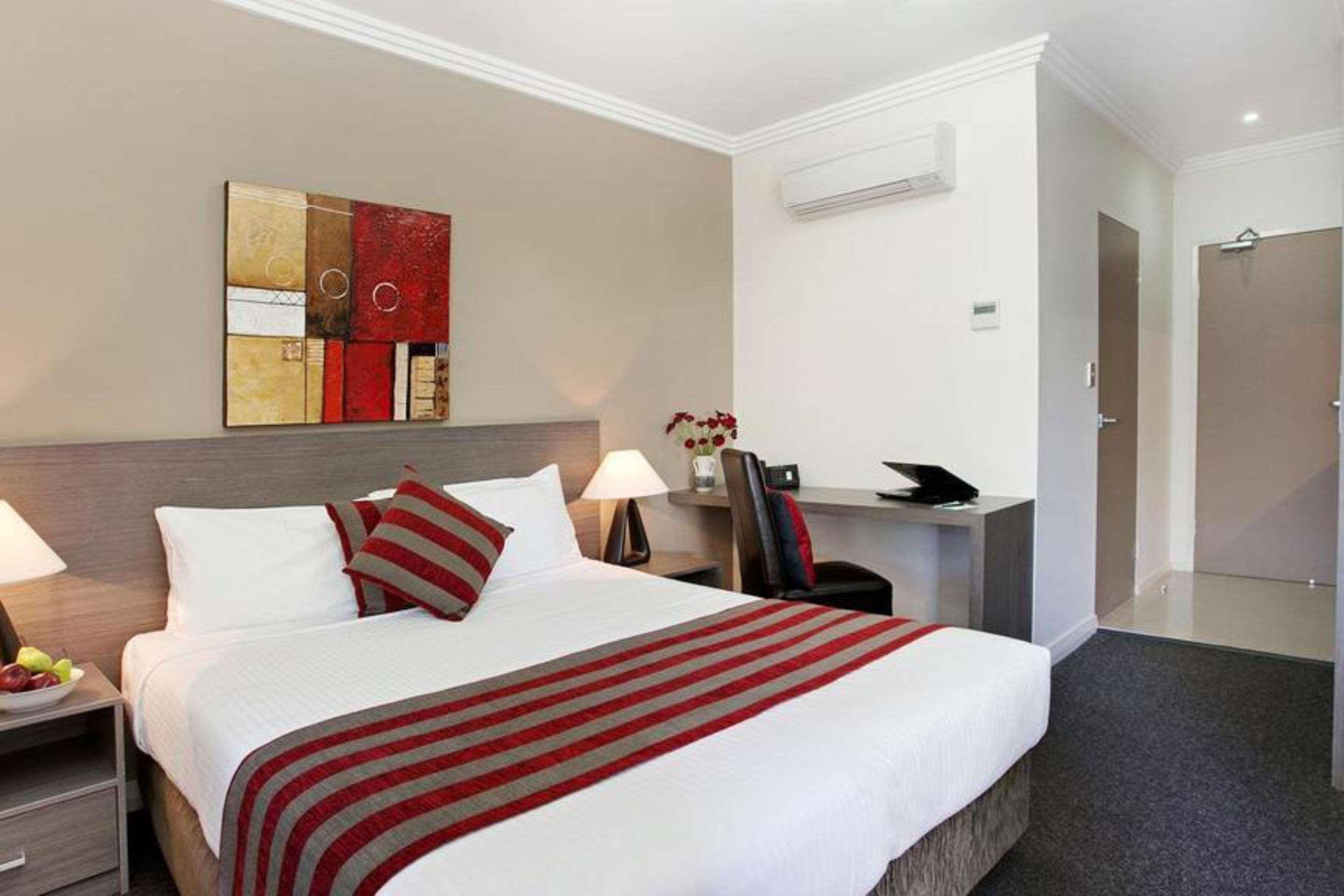 Western Camperdown Hotel