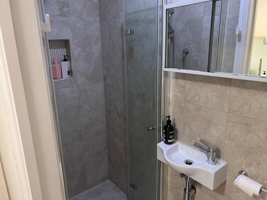 Private 1 Bedroom Near And Shops *