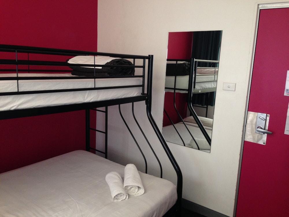 Hostel Nomads *