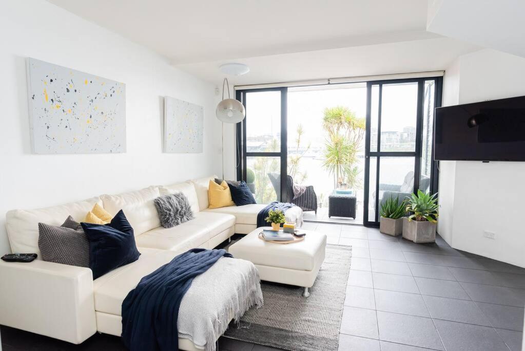 Harbourfront Oasis With Pool, Steps To Vivid And Iconic Views *