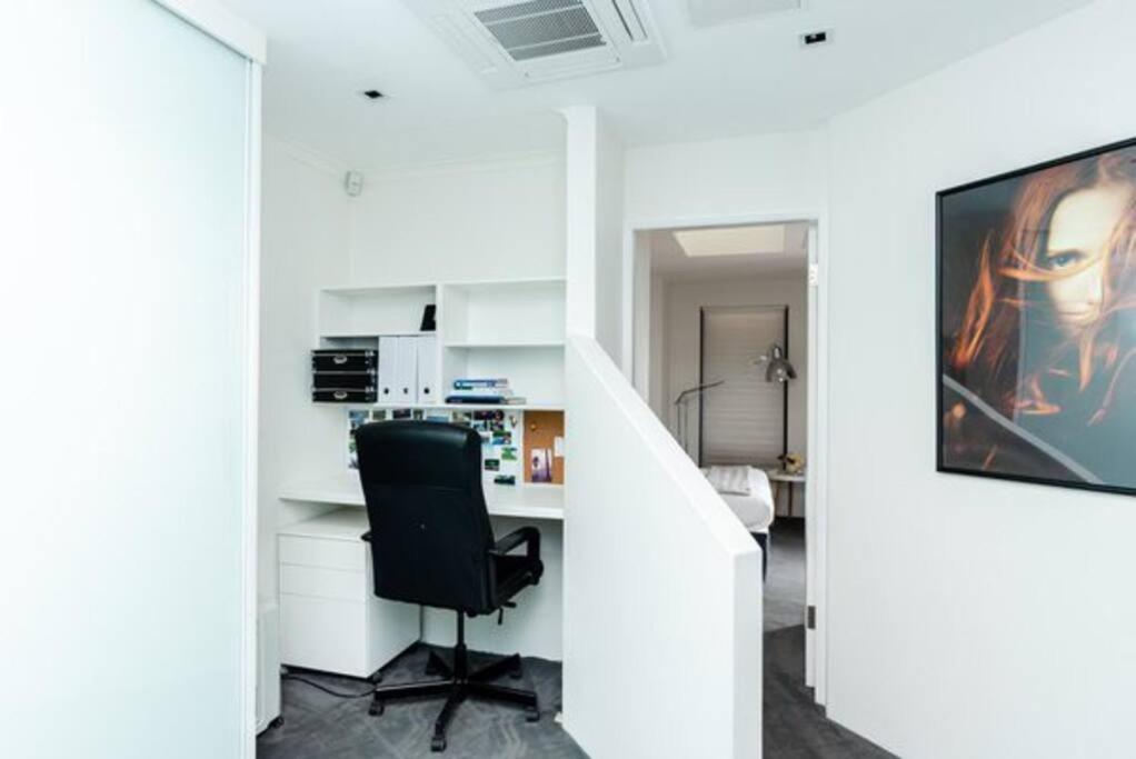 Holiday home Harbourfront Oasis With Pool, Steps To Vivid And Iconic Views *