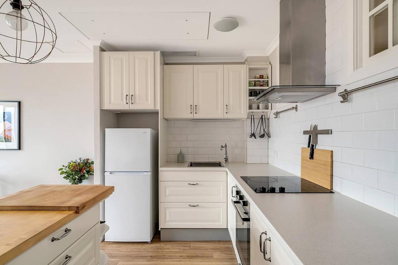 Apartment 'georgina' Mid-century Modern Poolside Sydney