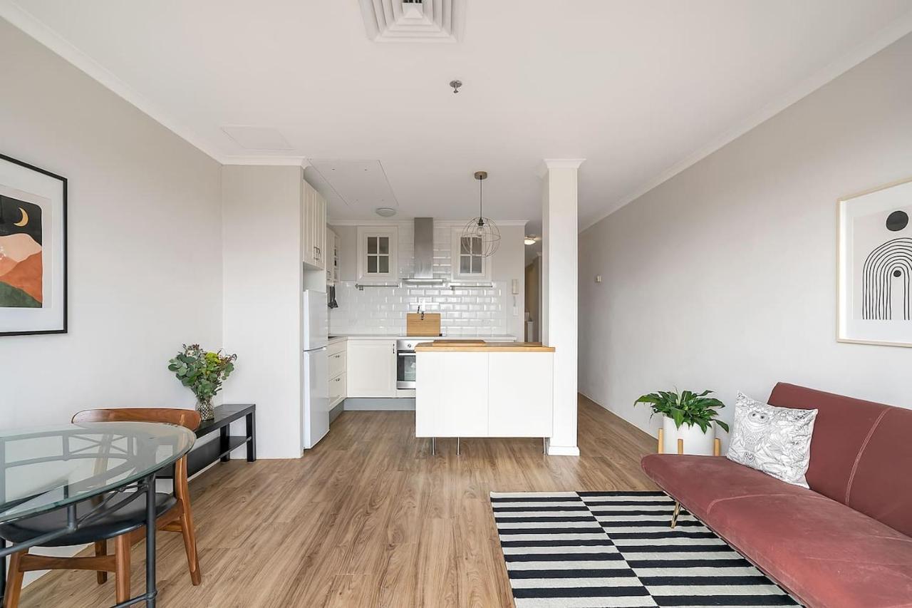 Apartment 'georgina' Mid-century Modern Poolside *