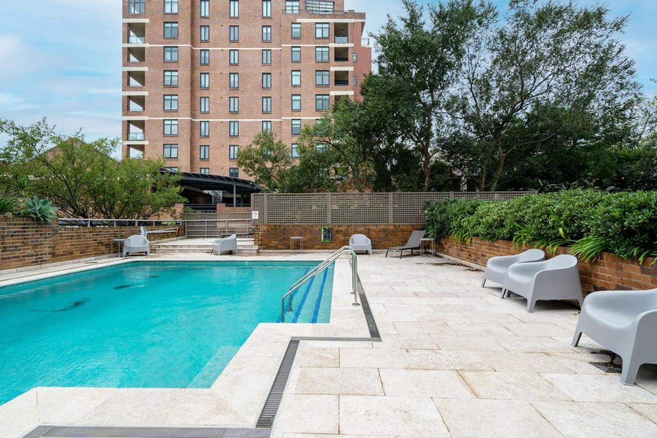 Apartment 'georgina' Mid-century Modern Poolside