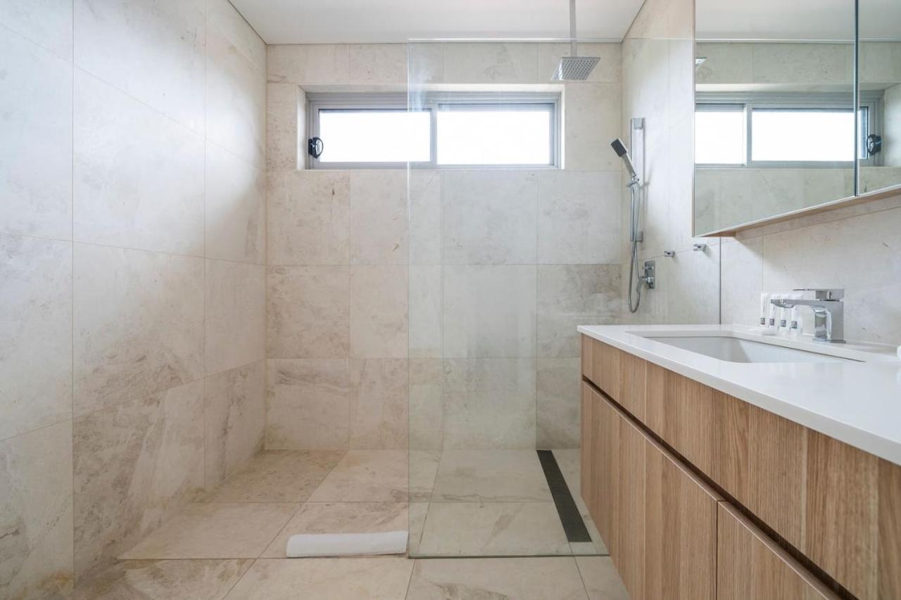 'starlight' A Slice Of The Hollywood Hills In Bexley Villa Sydney