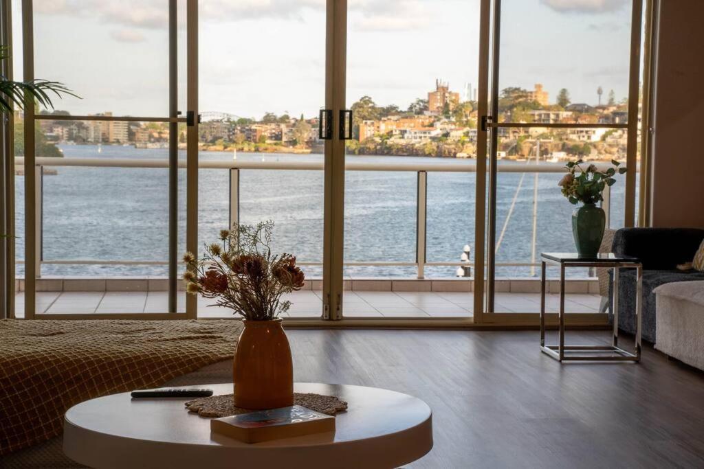Stunning Waterfront Townhouse With Shared Swimpool, Harbour View And Free P Holiday home *
